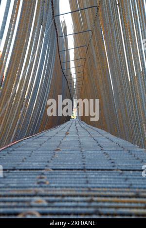 Barre di rinforzo in acciaio per casseforme in calcestruzzo, costruzione di fondamenta, fondazione di falsi tunnel, lavori della nuova piattaforma ferroviaria nella Basque Co Foto Stock