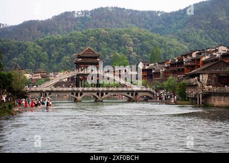 Paesaggio del fiume toujiang e edifici storici che ospitano vento e pioggia con architettura storica Ponte arcobaleno reclinabile di Xiangxi phoenix fenghuan Foto Stock