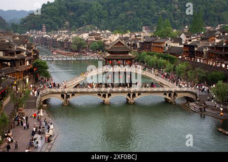 Paesaggio del fiume toujiang e edifici storici che ospitano vento e pioggia con architettura storica Ponte arcobaleno reclinabile di Xiangxi phoenix fenghuan Foto Stock