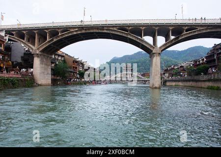 Paesaggio del fiume toujiang e edifici storici che ospitano vento e pioggia con architettura storica Ponte arcobaleno reclinabile di Xiangxi phoenix fenghuan Foto Stock