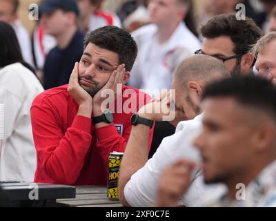 Tifosi inglesi sull'Hastings Pier nell'East Sussex, durante una proiezione della partita UEFA Euro 2024, round of 16, tra Inghilterra e Slovacchia. Data foto: Domenica 30 giugno 2024. Foto Stock