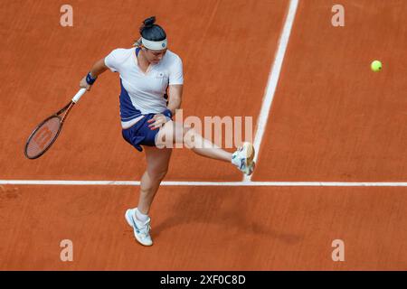 Il tennista tunisino Ons Jabeur in azione all'Open di Francia 2024, Roland Garros, Parigi, Francia. Foto Stock