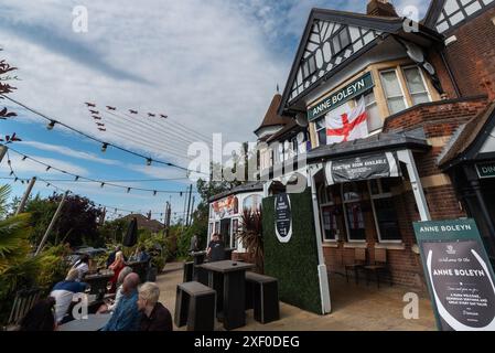 Aeroporto Southend di Londra, Southend on Sea, Essex, Regno Unito. 30 giugno 2024. La Royal Air Force Aerobatic Team, le frecce rosse, ha utilizzato il London Southend Airport per la loro esibizione al Folkestone Armed Forces & Community Fun Day nel Kent. I famosi jet Bae Hawk T1 rossi della squadra sono partiti dall’aeroporto alle 17:00 nello stesso momento in cui l’Inghilterra ha iniziato la partita contro la Slovacchia, e poi è tornato in formazione sopra l'aeroporto poco prima della metà del tempo, passando sopra il pub Ann Boleyn sul perimetro dell'aeroporto con le bandiere inglesi per il calcio europeo Foto Stock