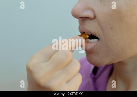 Luque, Paraguay. 30 giugno 2024. In questa illustrazione fotografica, una persona mette in bocca una pillola di medicina (foto di Jaque Silva/SOPA Images/Sipa USA) *** esclusivamente per notizie editoriali *** credito: SIPA USA/Alamy Live News Foto Stock