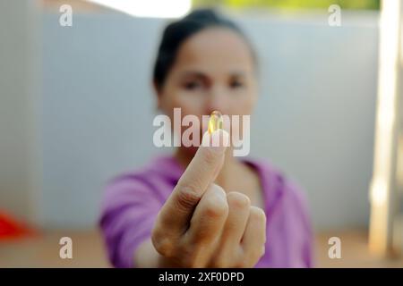 Luque, Paraguay. 30 giugno 2024. In questa illustrazione fotografica, una persona ha in mano una pillola di medicina (foto di Jaque Silva/SOPA Images/Sipa USA) *** esclusivamente per notizie editoriali *** credito: SIPA USA/Alamy Live News Foto Stock