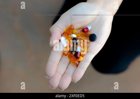 Luque, Paraguay. 30 giugno 2024. In questa illustrazione fotografica, diverse pillole di medicina viste sulla mano di una persona. (Credit Image: © Jaque Silva/SOPA Images via ZUMA Press Wire) SOLO PER USO EDITORIALE! Non per USO commerciale! Foto Stock