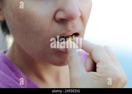 Luque, Paraguay. 30 giugno 2024. In questa illustrazione fotografica, una persona mette in bocca una pillola di medicina (Credit Image: © Jaque Silva/SOPA Images via ZUMA Press Wire) SOLO PER USO EDITORIALE! Non per USO commerciale! Foto Stock