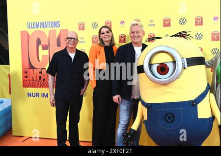 Schauspieler Oliver Rohrbeck, Martina Hill und Jens Knossi Knossalla , l-r, kommt zur Prermiere des Minions Animationsfilm Ich einfach unverbesserlich 4. Der Film startet am 11.07.2024 in den deutschen Kinos *** gli attori Oliver Rohrbeck, Martina Hill e Jens Knossi Knossalla , l r, assistono alla prima del film d'animazione Minions Ich einfach unverbesserlich 4 il film apre nei cinema tedeschi l'11 07 2024 Foto Stock