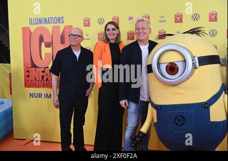 Schauspieler Oliver Rohrbeck, Martina Hill und Jens Knossi Knossalla , l-r, kommt zur Prermiere des Minions Animationsfilm Ich einfach unverbesserlich 4. Der Film startet am 11.07.2024 in den deutschen Kinos *** gli attori Oliver Rohrbeck, Martina Hill e Jens Knossi Knossalla , l r, assistono alla prima del film d'animazione Minions Ich einfach unverbesserlich 4 il film apre nei cinema tedeschi l'11 07 2024 Foto Stock