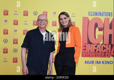 Schauspieler Oliver Rohrbeck und Martina Hill , l-r, kommt zur Prermiere des Minions Animationsfilm Ich einfach unverbesserlich 4. Der Film startet am 11.07.2024 in den deutschen Kinos *** gli attori Oliver Rohrbeck e Martina Hill , l r, assistono alla prima del film d'animazione Minions Ich einfach unverbesserlich 4 il film apre nei cinema tedeschi l'11 07 2024 Foto Stock