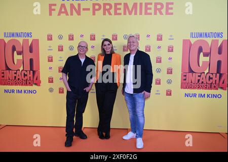 Schauspieler Oliver Rohrbeck, Martina Hill und Jens Knossi Knossalla , l-r, kommt zur Prermiere des Minions Animationsfilm Ich einfach unverbesserlich 4. Der Film startet am 11.07.2024 in den deutschen Kinos *** gli attori Oliver Rohrbeck, Martina Hill e Jens Knossi Knossalla , l r, assistono alla prima del film d'animazione Minions Ich einfach unverbesserlich 4 il film apre nei cinema tedeschi l'11 07 2024 Foto Stock