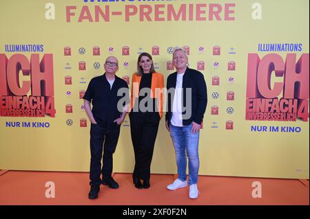 Schauspieler Oliver Rohrbeck, Martina Hill und Jens Knossi Knossalla , l-r, kommt zur Prermiere des Minions Animationsfilm Ich einfach unverbesserlich 4. Der Film startet am 11.07.2024 in den deutschen Kinos *** gli attori Oliver Rohrbeck, Martina Hill e Jens Knossi Knossalla , l r, assistono alla prima del film d'animazione Minions Ich einfach unverbesserlich 4 il film apre nei cinema tedeschi l'11 07 2024 Foto Stock