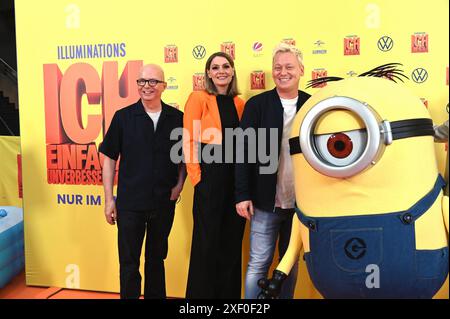 Schauspieler Oliver Rohrbeck, Martina Hill und Jens Knossi Knossalla , l-r, kommt zur Prermiere des Minions Animationsfilm Ich einfach unverbesserlich 4. Der Film startet am 11.07.2024 in den deutschen Kinos *** gli attori Oliver Rohrbeck, Martina Hill e Jens Knossi Knossalla , l r, assistono alla prima del film d'animazione Minions Ich einfach unverbesserlich 4 il film apre nei cinema tedeschi l'11 07 2024 Foto Stock