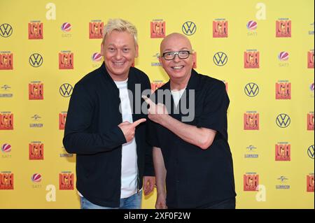 Der Entertainer Jens Knossi Knossalla und Schauspieler Oliver Rohrbeck , l-r, kommt zur Prermiere des Minions Animationsfilm Ich einfach unverbesserlich 4. Der Film startet am 11.07.2024 in den deutschen Kinos *** l'intrattenitore Jens Knossi Knossalla e l'attore Oliver Rohrbeck , l r, assistono alla prima del film d'animazione Minions Ich einfach unverbesserlich 4 il film apre nei cinema tedeschi l'11 07 2024 Foto Stock