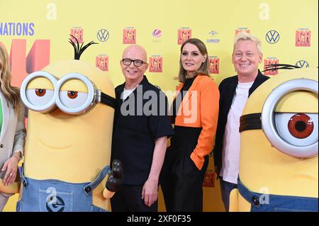 Schauspieler Oliver Rohrbeck, Martina Hill und Jens Knossi Knossalla , l-r, kommt zur Prermiere des Minions Animationsfilm Ich einfach unverbesserlich 4. Der Film startet am 11.07.2024 in den deutschen Kinos *** gli attori Oliver Rohrbeck, Martina Hill e Jens Knossi Knossalla , l r, assistono alla prima del film d'animazione Minions Ich einfach unverbesserlich 4 il film apre nei cinema tedeschi l'11 07 2024 Foto Stock