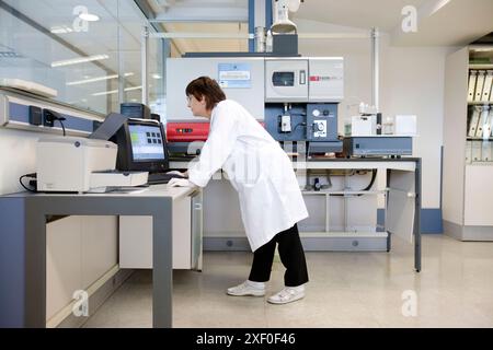 VARIAN ICP (plasma ad accoppiamento induttivo) - OES (Optical Emission Spectrometer), VISTA-MPX, laboratorio di caratterizzazione chimica. Fundacion Inasmet-Tecn Foto Stock