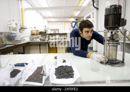 La ricerca di nuovi materiali. Laboratorio di ceramica. Fundacion Inasmet-Tecnalia. Donostia, San Sebastian, Euskadi. Spagna. Foto Stock