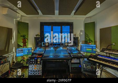 Studio di registrazione professionale con console Sound Mixing Foto Stock