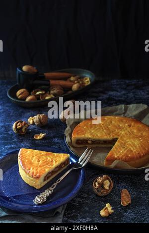 Specialità dolciarie svizzere di Grigioni Engadina - la torta Buendner in sfondo scuro e lunare Foto Stock