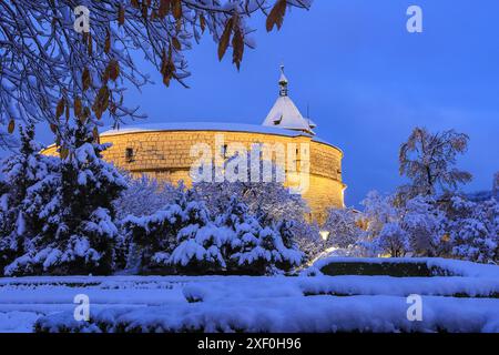 Sciaffusa, Switezrland - 2 dicembre. 2023: La fortezza mediavale Munot in illuminazione natalizia durante le ore blu. Foto Stock