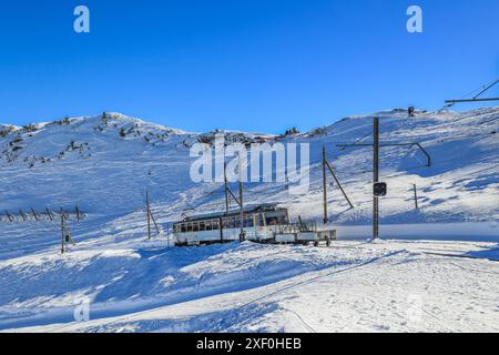 Rochers de Naye, Svizzera - 12 febbraio 2023: Il treno Golden Express che sale fino alla vetta della montagna Rochers de Naye in inverno a. Foto Stock