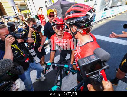 Bologna, Italia, Italia. 30 giugno 2024. Kévin Vauquelin, Arkea B&B Hotels festeggia con un compagno di squadra dopo aver vinto la fase 2 del Tour de France 2024, Cesenatico > Bologne, Tour de France, 30 giugno 2024, Credit:Pool/Pete Goding Credit: Peter Goding/Alamy Live News Foto Stock