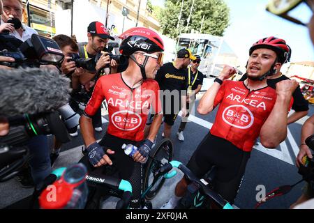 Bologna, Italia, Italia. 30 giugno 2024. Kévin Vauquelin, Arkea B&B Hotels festeggia con un compagno di squadra dopo aver vinto la fase 2 del Tour de France 2024, Cesenatico > Bologne, Tour de France, 30 giugno 2024, Credit:Pool/Pete Goding Credit: Peter Goding/Alamy Live News Foto Stock