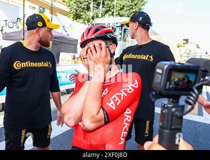 Bologna, Italia, Italia. 30 giugno 2024. Kévin Vauquelin, Arkea B&B Hotels non può contenere le sue emozioni dopo aver vinto la fase 2 del Tour de France 2024, Cesenatico > Bologne, Tour de France, 30 giugno 2024, Credit:Pool/Pete Goding Credit: Peter Goding/Alamy Live News Foto Stock