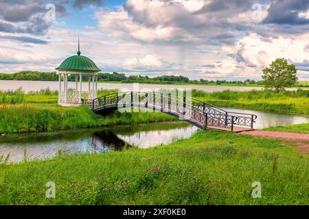 Sulle rive del fiume Gazebo con il ponte attraverso il canale Foto Stock