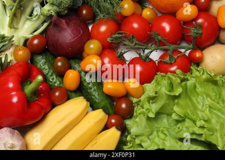 Fonte di proteine per i vegetariani. Diverse verdure fresche, frutta ed erbe come sfondo, vista dall'alto Foto Stock