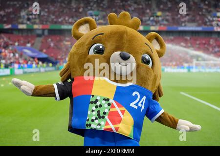 La mascotte Albart del torneo euro 2024 in campo prima della partita UEFA Euro 2024, round of 16 allo stadio di Colonia, in Germania. Data foto: Domenica 30 giugno 2024. Foto Stock