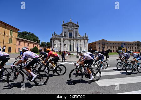 Tour de France 2024 tappa 2 Cesenatico a Bologna, Italia. Il viaggio in gruppo attraverso Ravenna Italia. Con il team UAE Emirate Tadej Pogacar tra il gruppo. Crediti: Peter Goding/Alamy Live News Foto Stock