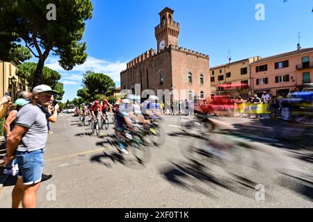 Tour de France 2024 tappa 2 Cesenatico a Bologna, Italia. Il pilota passa per Castel San Pietro Terme credito: Peter Goding/Alamy Live News Foto Stock