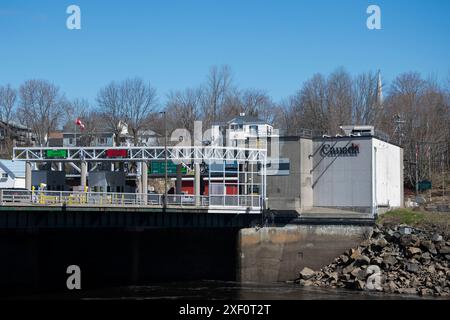 Canada Border Services Agency a St. Stephen, New Brunswick, attraversato il fiume St. Croix dal centro di Calais, Maine, Stati Uniti Foto Stock