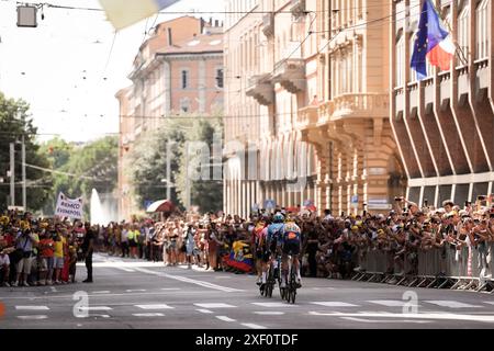 Bologna, Italia. 30 giugno 2024. La gara durante la città &#x200b;&#x200b;circuito di Bologna al Tour de France tappa 2 da Cesenatico a Bologna presso Viale Milano - Sport, Ciclismo - Cesenatico, Italia - domenica 30 giugno 2024 (foto di massimo Paolone/LaPresse) credito: LaPresse/Alamy Live News Foto Stock