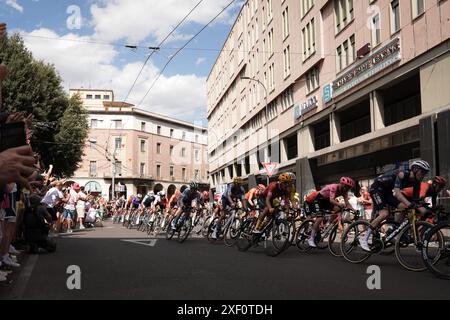 Bologna, Italia. 30 giugno 2024. La gara durante la seconda tappa del Tour de France da Cesenatico a Bologna in Viale Milano - Sport, Ciclismo - Cesenatico, Italia - domenica 30 giugno 2024 (foto di massimo Paolone/LaPresse) crediti: LaPresse/Alamy Live News Foto Stock