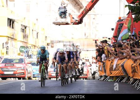 Bologna, Italia. 30 giugno 2024. La gara durante la città &#x200b;&#x200b;circuito di Bologna al Tour de France tappa 2 da Cesenatico a Bologna presso Viale Milano - Sport, Ciclismo - Cesenatico, Italia - domenica 30 giugno 2024 (foto di massimo Paolone/LaPresse) credito: LaPresse/Alamy Live News Foto Stock