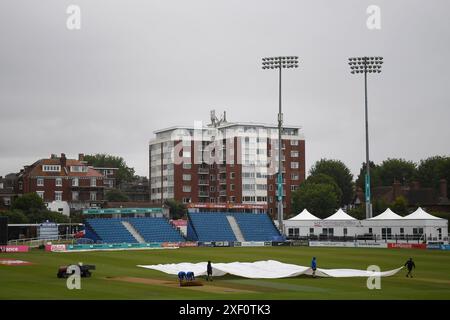 Hove, Regno Unito. 30 giugno 2024. Il personale del Sussex Ground indossa le copertine mentre la pioggia si ferma durante il Rachel Heyhoe Flint Trophy match tra Southern Vipers e Western Storm al 1st Central County Ground. Crediti: Dave Vokes/Alamy Live News Foto Stock