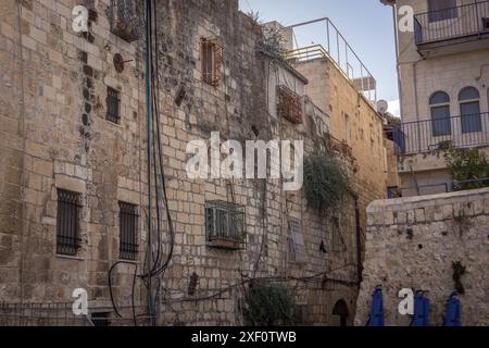Le case tradizionali in pietra calcarea (pietra di Gerusalemme) nella città vecchia di Gerusalemme, Israele, con finestre, terrazze e balconi delle case. Foto Stock