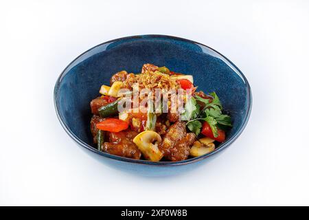 piatto di maiale e verdure in salsa dolce e agrodolce isolato su sfondo bianco, vista dall'alto Foto Stock