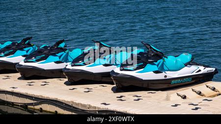 ValrasPlage, Francia - 24 giugno 2024: Seadoo Jet Skis o WetBikes schierate su un pontile nel porto pronti per i noleggi 2024 Foto Stock