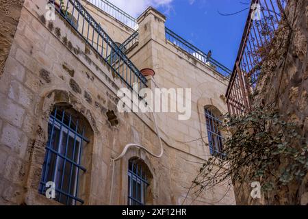 Le case tradizionali in pietra calcarea - pietra di Gerusalemme - nella città vecchia di Gerusalemme, Israele. Foto Stock