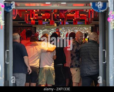 Brentwood Essex 30 giugno 2024 i fan di Brentwood Essex celebrano la vittoria dell'Inghilterra agli Euros 2024. Crediti: Ian Davidson/Alamy Live News Foto Stock