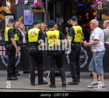 Brentwood Essex 30 giugno 2024 i fan di Brentwood Essex celebrano la vittoria dell'Inghilterra agli Euros 2024. Crediti: Ian Davidson/Alamy Live News Foto Stock