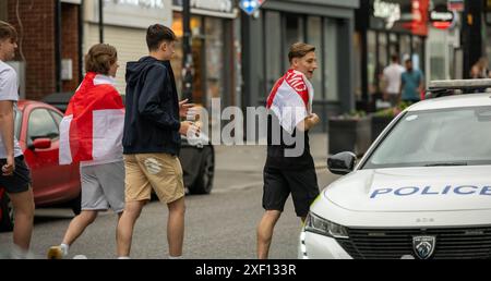 Brentwood Essex 30 giugno 2024 i fan di Brentwood Essex celebrano la vittoria dell'Inghilterra agli Euros 2024. Crediti: Ian Davidson/Alamy Live News Foto Stock