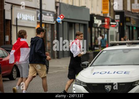 Brentwood Essex 30 giugno 2024 i fan di Brentwood Essex celebrano la vittoria dell'Inghilterra agli Euros 2024. Crediti: Ian Davidson/Alamy Live News Foto Stock