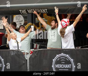 Brentwood Essex 30 giugno 2024 i fan di Brentwood Essex celebrano la vittoria dell'Inghilterra agli Euros 2024. Crediti: Ian Davidson/Alamy Live News Foto Stock