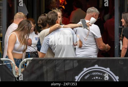 Brentwood Essex 30 giugno 2024 i fan di Brentwood Essex celebrano la vittoria dell'Inghilterra agli Euros 2024. Crediti: Ian Davidson/Alamy Live News Foto Stock