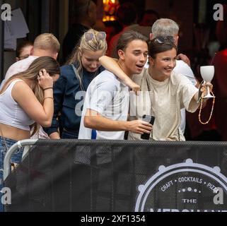 Brentwood Essex 30 giugno 2024 i fan di Brentwood Essex celebrano la vittoria dell'Inghilterra agli Euros 2024. Crediti: Ian Davidson/Alamy Live News Foto Stock