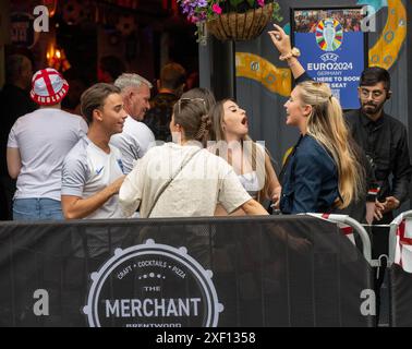 Brentwood Essex 30 giugno 2024 i fan di Brentwood Essex celebrano la vittoria dell'Inghilterra agli Euros 2024. Crediti: Ian Davidson/Alamy Live News Foto Stock